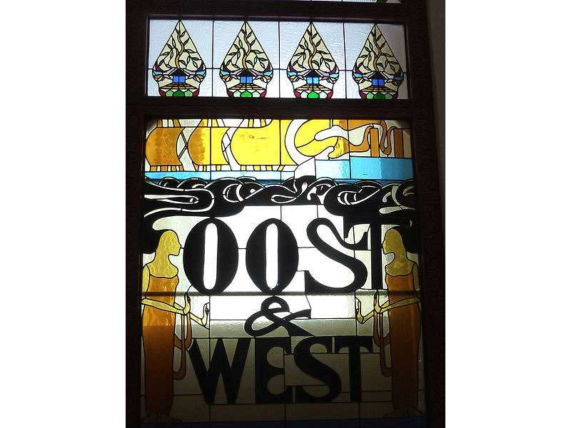 glass window-resto-gunungan-ships-oost west-humanf igures